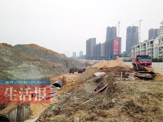 佛子岭路改扩建工程凤凰岭路路口部分的地下管廊已经铺设并开始掩埋。