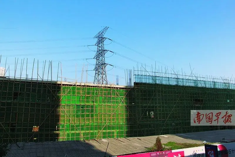 南宁一工地高压线下建楼房居民担心不安全图