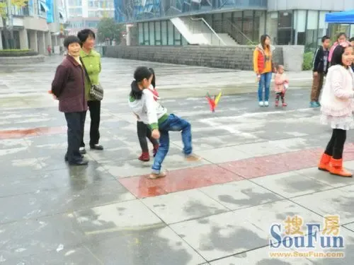 临商银行职工趣味运动会：团结拼搏共创辉煌(图1)