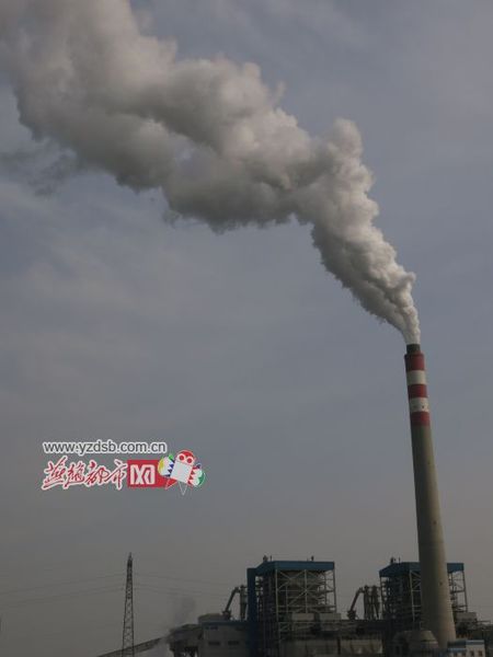 2月9日的鹿华热电厂，滚滚白烟的背景下，蓝天白云显得影影绰绰