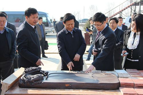 黑龙江省委书记王宪魁察看使用卓达新型材料制造的精美工艺品