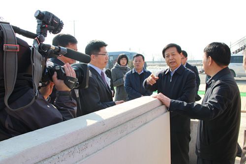 黑龙江省委书记王宪魁询问卓达新材的材料特性和国内外市场，表示全力支持项目建设