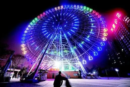 沈阳点亮88米摩天轮总体相当于30层楼高图
