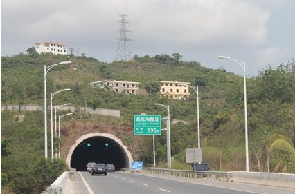 高速路隧道上现三栋房屋