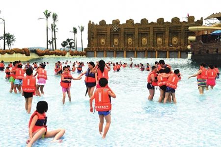 游客们在秩序井然、安保措施齐全的冠山海·欢乐海岸嬉水乐园中尽情玩乐。