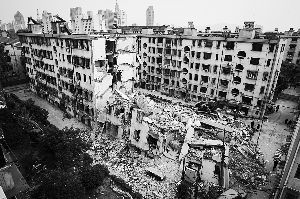  4月4日，建成仅20年的居敬小区29幢1.5个单元的房屋突然粉碎性坍塌，造成1死6伤。