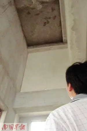 售楼小姐口头承诺预留的楼梯口已被封.