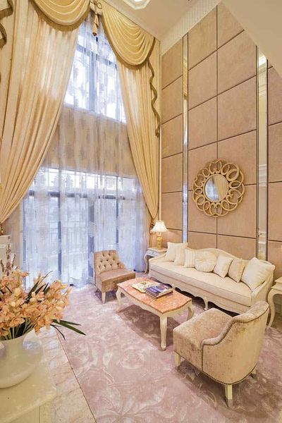 >>> 1,挑空的客厅,石材干挂加不锈钢条的沙发背景,华丽的窗帘