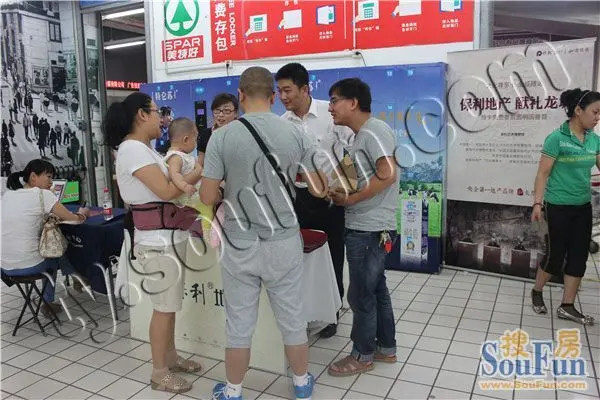热心市民张先生正在询问活动