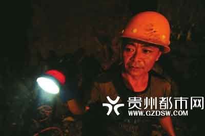 工人在昏暗的地下作业，经常要用手电筒探路
