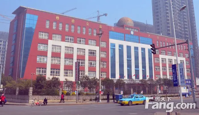 项目周边的凤凰小学和凤凰幼儿园