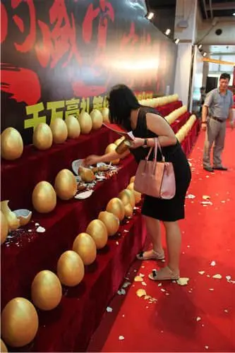 活动现场业主在砸金蛋抽奖品