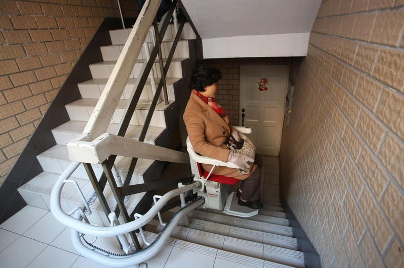 上海新出座椅式电梯 解决老人爬楼难题