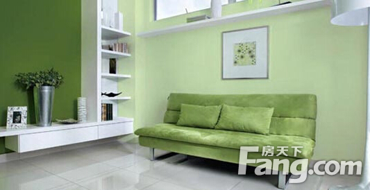 浅绿色的沙发墙,还有草绿色的沙发,草绿色的靠包,整个客厅只有一个色