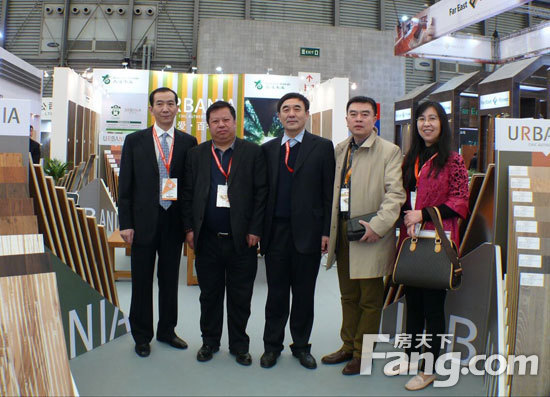 图为大连木业协会上海地材展出席代表