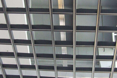 格栅板吊顶优缺点都包括哪些？格栅板吊顶施工工艺是什么？