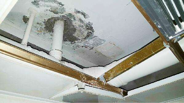 卫生间天花板漏水的原因？卫生间天花板漏水如何解决？