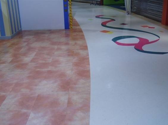 幼儿园用哪种地板好？塑胶地板的特点？