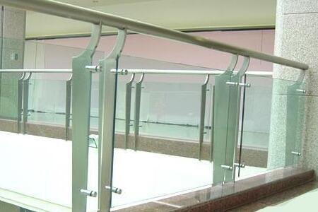 不锈钢玻璃栏杆价格？玻璃栏杆选择什么样的好？