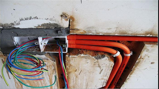 装修时电线埋墙里要不要穿管，听听老电工们怎么说