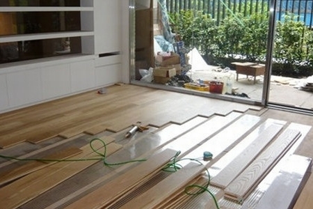 客厅铺木地板还是瓷砖好？木地板和瓷砖的优缺点？