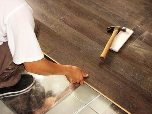 原来瓷砖上可以直接铺木地板，后悔当初把家里的瓷砖砸了！