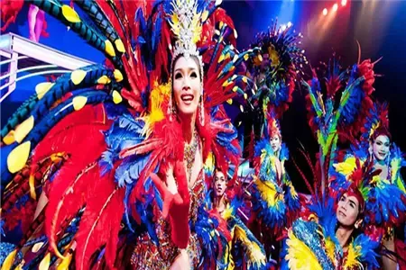 泰国人妖倾情助阵现场,载歌载舞,火辣开秀,大家能近距离欣赏艳丽