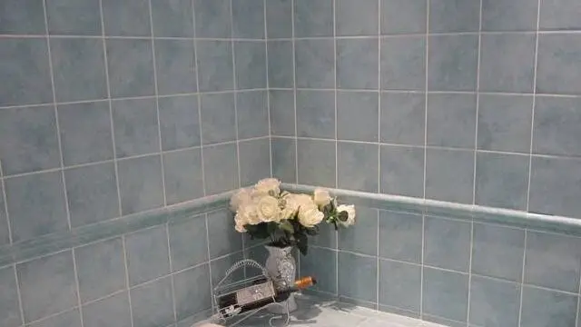 在做瓷砖美缝前的准备工作,扩缝隙时,有一些瓷