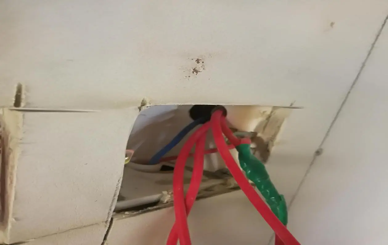 全屋预留插座位置电线出口未做保护,容易导致砂浆等垃圾进入污染.