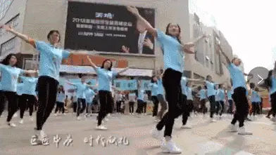 抖音神曲搭配活力热舞,瞬间点燃了观众的热情,不少在场观众也跟着音乐