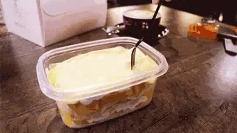 那种感觉是甜蜜的, 就像水果盒子的味道, 新鲜的水果,香甜的奶油, 一