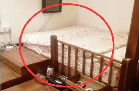 卧室万万别把榻榻米当床使用，我家当初不听劝，入住一年就得拆掉