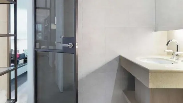 厕所的门到底不能对着哪里?老师傅说完才恍然大悟!