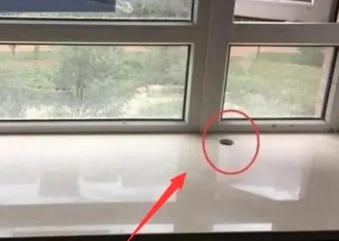 朋友在飘窗台面上钻了一个孔,问了才知有多妙,起码实用好几倍呢