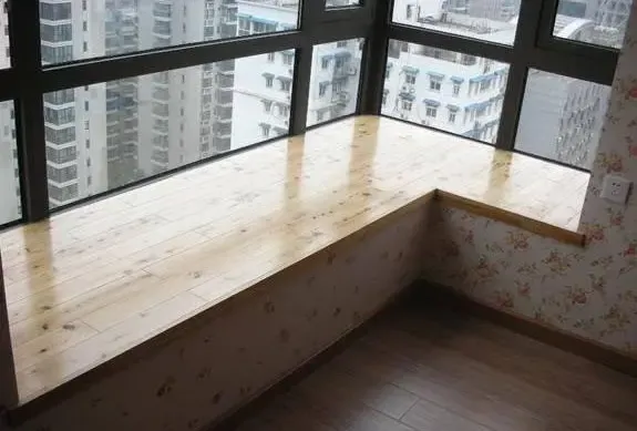 朋友在飘窗台面上钻了一个孔,问了才知有多妙,起码实用好几倍呢