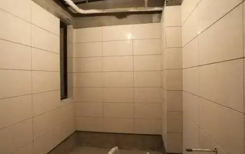 卫生间贴墙砖千万要留空一排，我家忘记做了， 现在拆掉重装