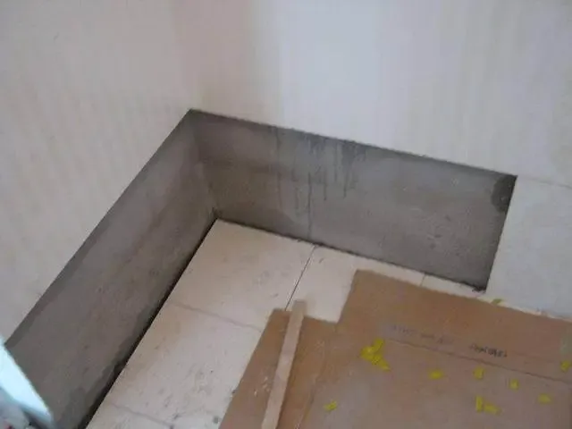 卫生间贴墙砖千万要留空一排，我家忘记做了， 现在拆掉重装