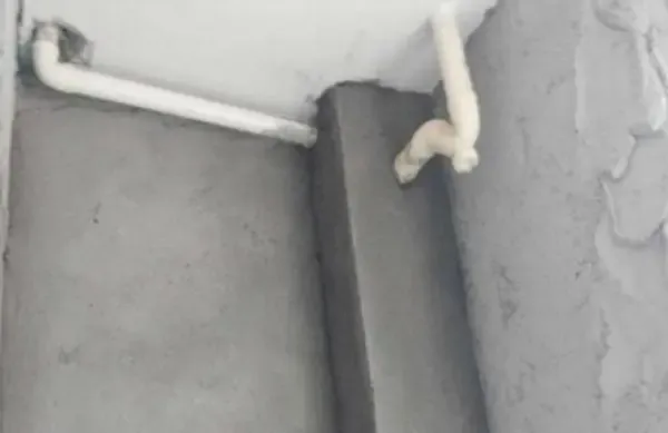 两个下水管不在一起怎么包好