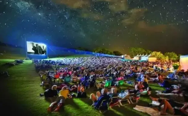 大自然作放映厅 安静的坐在一隅 在这充满怀旧色彩的露天电影中 是否
