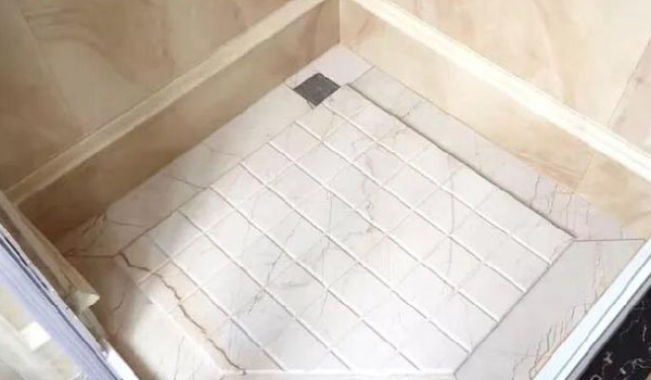 卫生间沐浴房地面别贴瓷砖了,现在流行做一个拉槽,防滑还显档次
