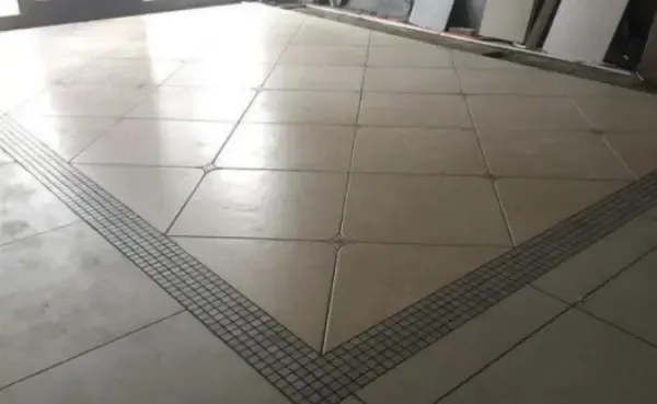 地面瓷砖怎样铺更有档次呢？师傅说：做上波导线，高端又大气