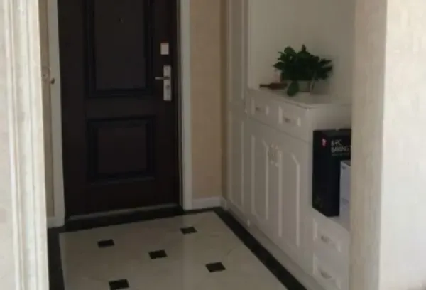 地面瓷砖怎样铺更有档次呢？师傅说：做上波导线，高端又大气