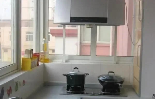 新房刚装修完，楼上楼下的邻居来参观后，竟然要我们把厨房拆掉