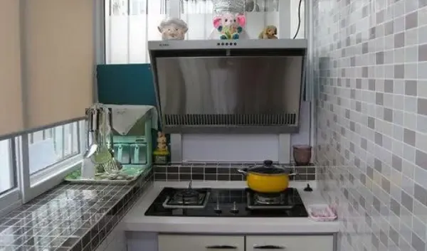 新房刚装修完，楼上楼下的邻居来参观后，竟然要我们把厨房拆掉