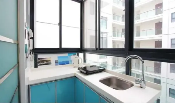 新房刚装修完，楼上楼下的邻居来参观后，竟然要我们把厨房拆掉