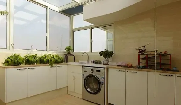 新房刚装修完，楼上楼下的邻居来参观后，竟然要我们把厨房拆掉