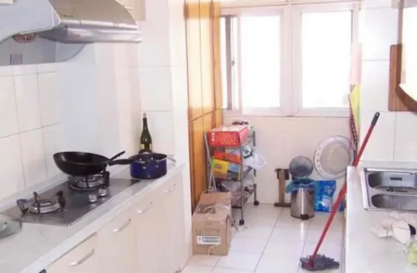 新房刚装修完，楼上楼下的邻居来参观后，竟然要我们把厨房拆掉