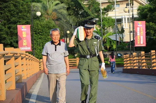 保安身体力行,为老大爷搬重物