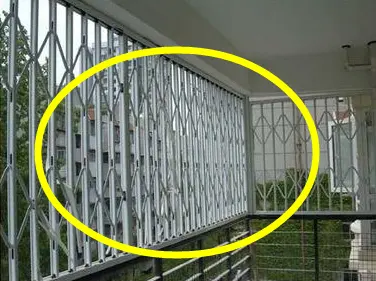 有钱人早都不装这种防盗网了!如今流行这样装,好看更安全!