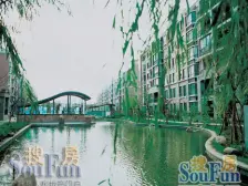 一期近小区门口,出入方便不靠路,宝龙地铁口150米